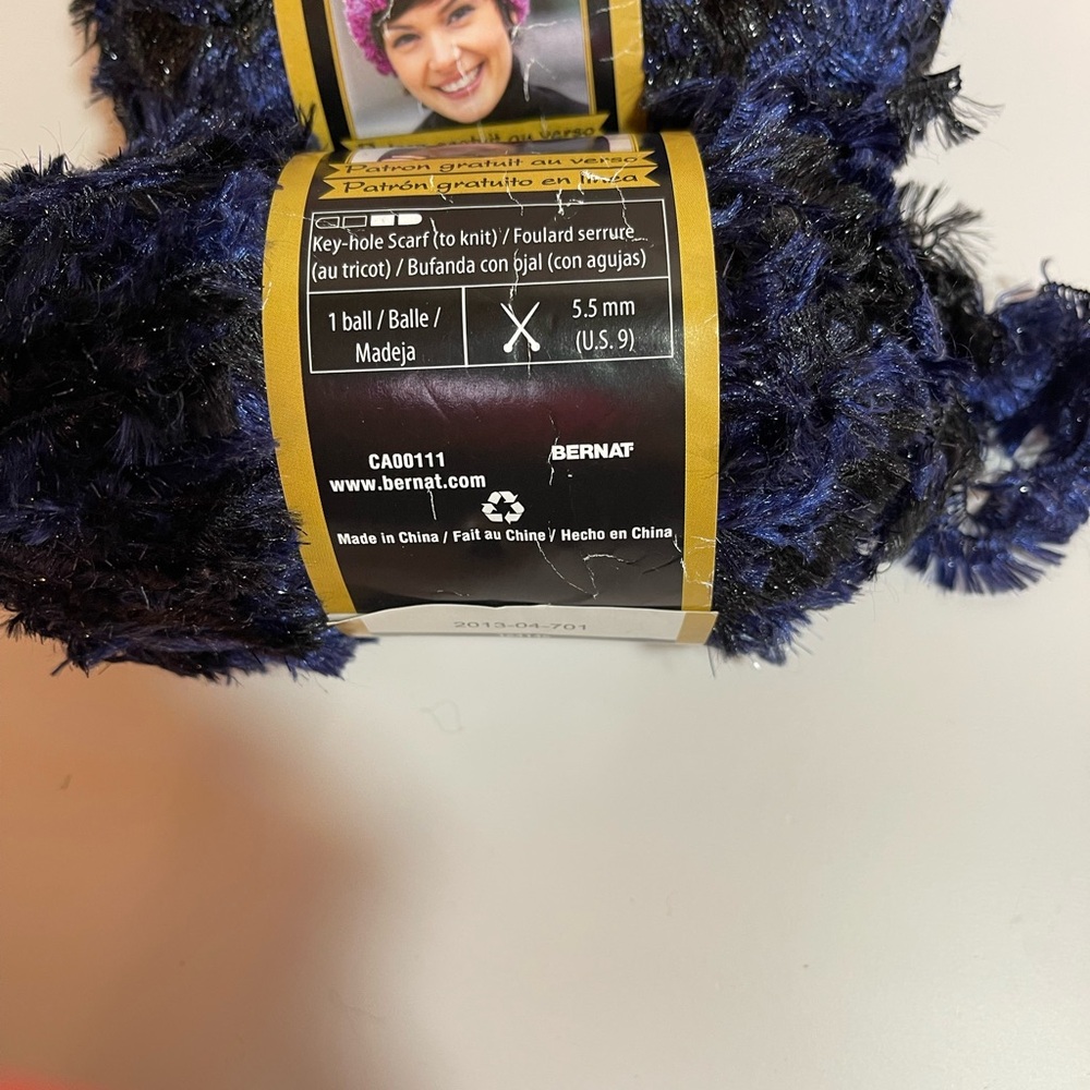 Lot of 2 Skeins Bernat Boa Eyelash Yarn Nightingale 46135 Blue & Black NEW - Picture 3 of 4